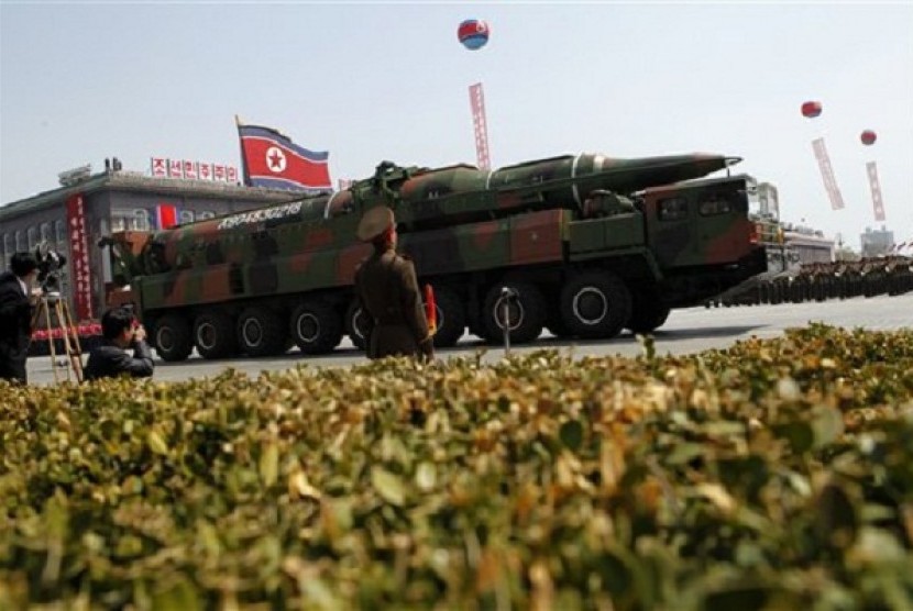 A North Korean vehicle carrying what appears to be a new missile passes by during a mass military parade in Pyongyang's Kim Il Sung Square to celebrate the centenary of the birth of the late North Korean founder Kim Il Sung on April 15, 2012. (file photo)