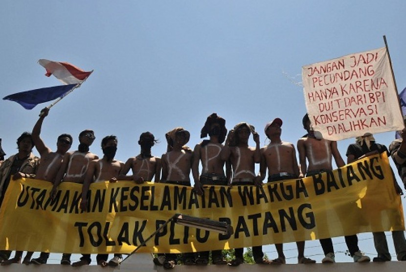 A number of Batang residents stage a protest in Semarang, Central Java, earlier this month. Later, Deputy Minister of Finance II, Mahendra Siregar says that challenges on land acquisition in the area have been solved. 