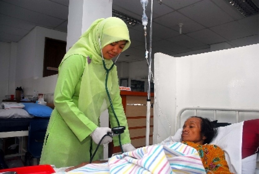  A nurse examines patient's blood pressure in a hospital in Jakarta. (illustration)