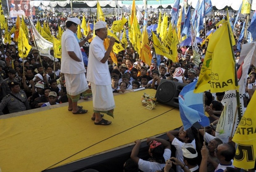 A pair of candidates during a gubernatorial campaign in Badung, Bali, last Friday. (file photo)