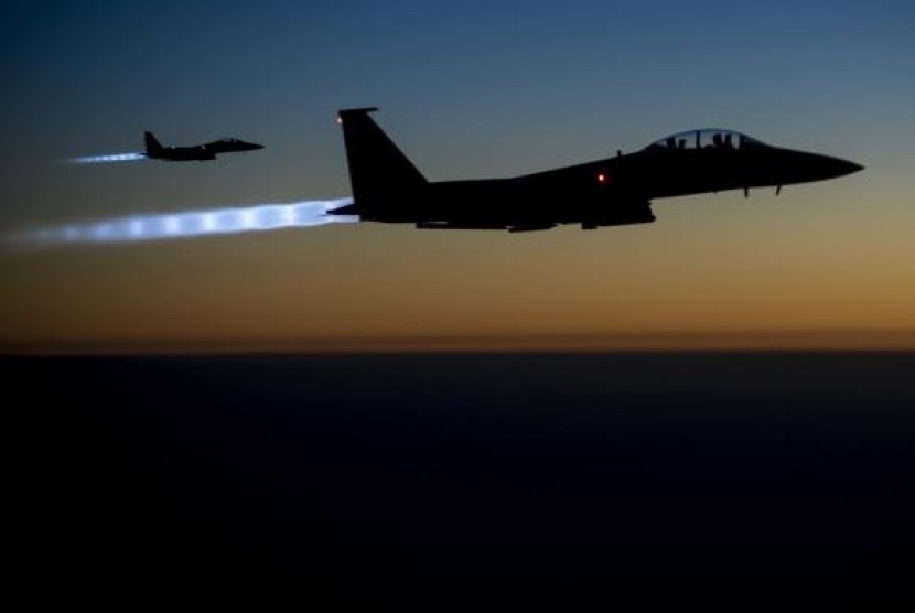A pair of US Air Force F-15E Strike Eagles fly over northern Iraq after conducting airstrikes in Syria. (This foto was taken on September 23, 2014)