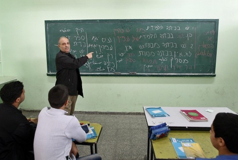 A Palestinian teacher teaches Hebrew to ninth grade students at a Gaza school in Gaza City January 28, 2013. 