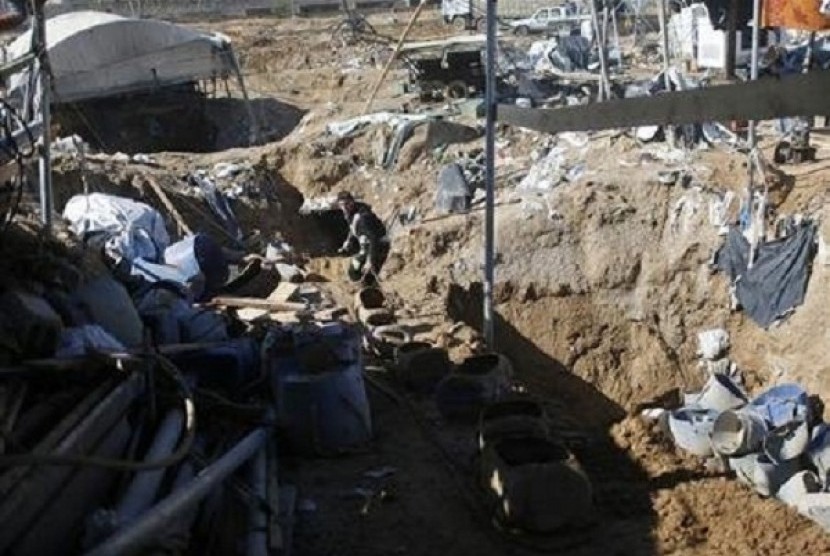 A Palestinian works at the entrance of a smuggling tunnel dug beneath the Egyptian-Gaza border in Rafah, in the southern Gaza Strip. (file photo)