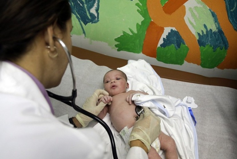 A pedeatrician examines her baby patient. (illustration)