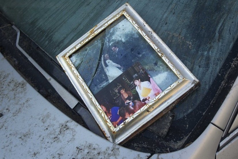 A photo is seen on top of the windshield of a car near the Rockaway beach boardwalk in the Queens borough of New York November 1, 2012. New York power company Consolidated Edison Inc said Thursday it still had about 659,400 homes and businesses without pow