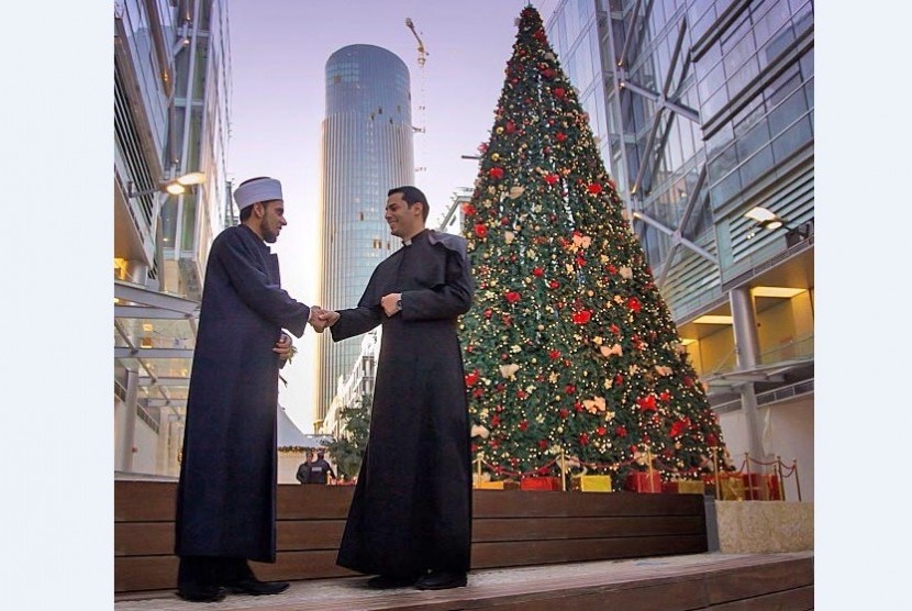 A photo of a Muslim religious leader offering his best wishes to a priest on the occasion of Christmas in Abdali in Amman. The photo was posted by Her Majesty Queen Rania on her Twitter account. The Queen wrote: This is Jordan, and, God willing, this is ho