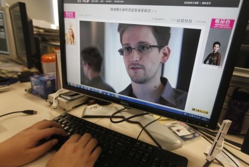 A picture of Edward Snowden, a contractor at the National Security Agency (NSA), is seen on a computer screen displaying a page of a Chinese news website, in Beijing in this June 13, 2013 photo illustration.