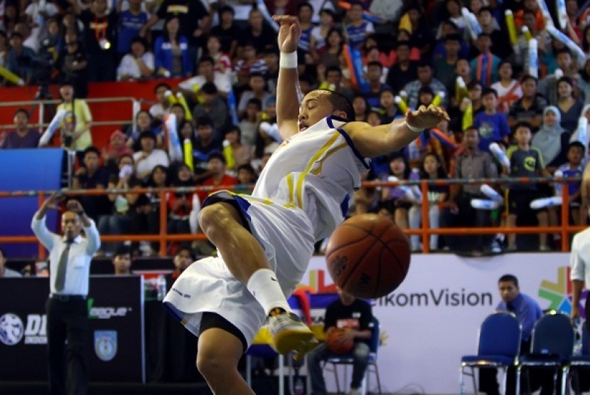 A player of Satria Muda, the first basketball club managed by Erick Tohir. After a decade of his involvement in basket ball, Thohir is rewarded an award. (illustration)  