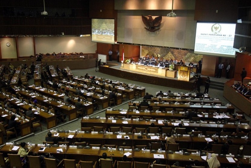 A plenary session in the House of Representative in Senayan, Jakarta, passes the revised state budget 2013 on Monday night. 