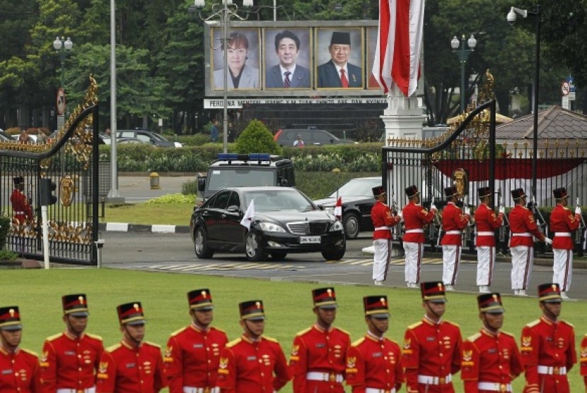 A presidential vehicle carrying Japan's Prime Minister Shinzo Abe and his wife Akie Abe enters Merdeka Palace's compound in Jakarta January 18, 2013. Abe is in Indonesia for a one-day state visit. 