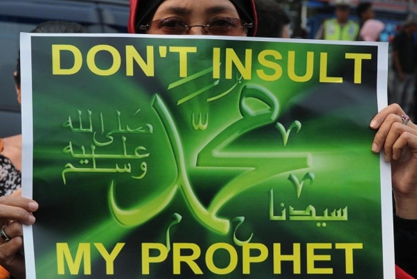 A protester brings a poster during a rally in front of the US embassy in Jakarta on Friday, as they protest against Innocence of Muslims movie.  