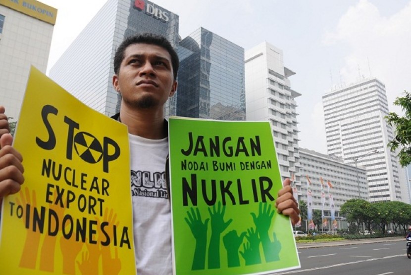 A protester brings posters in a rally in Jakarta to reject nuclear power plant in Indonesia. (file photo)  