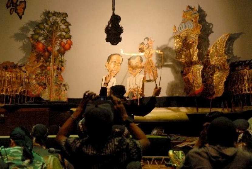 A puppet master plays his traditional puppets in show (file photo)