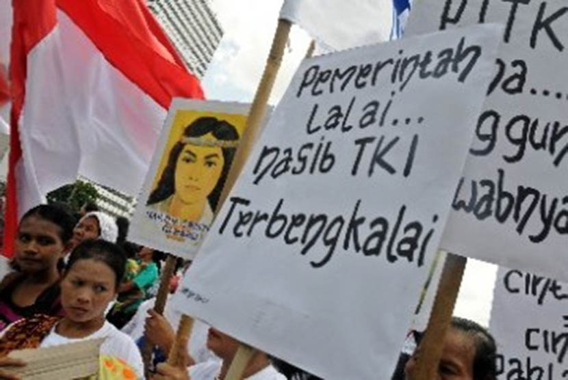 A rally holds in Jakarta, demanding the government to protect and provide legal assistance to Indonesian female migrant workers who face legal problem abroad. (File photo)