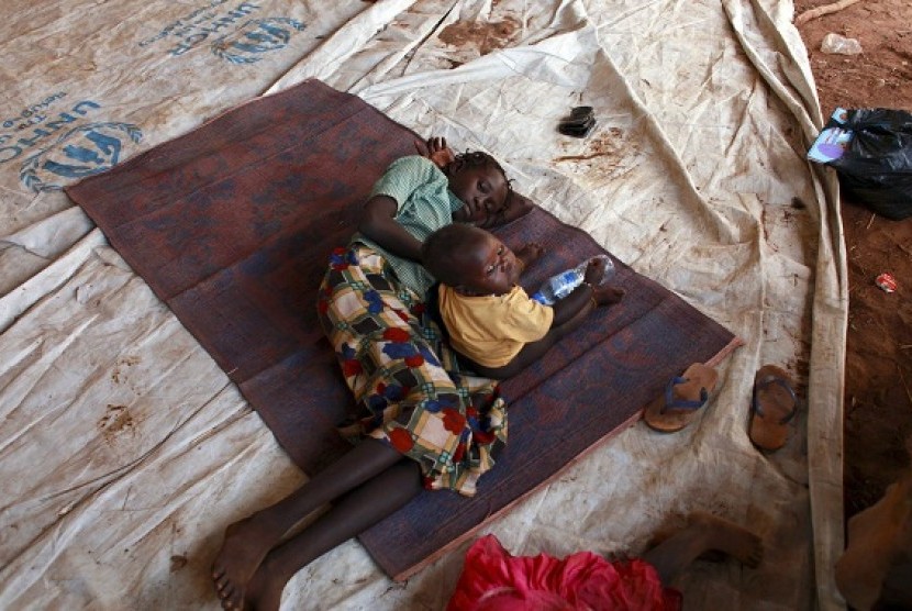 A refugee from South Kordofan and her child rest at the Yida refugee camp in Yida on Wednesday.ith the right formulas, World Bank President Jim Yong Kim is optimistic that extreme poverty can be ended within a generation.  (illustration)
