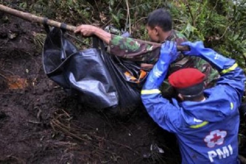 A rescue team evacuates a body bag containing the bodies of victims from the Russian Sukhoi Superjet 100 which crashed in Mount Salak near Bogor of the Indonesia's West Java province.