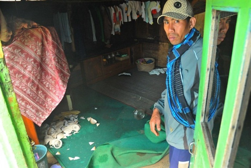 A resident shows his house after the earthquake on April 19. (file photo)