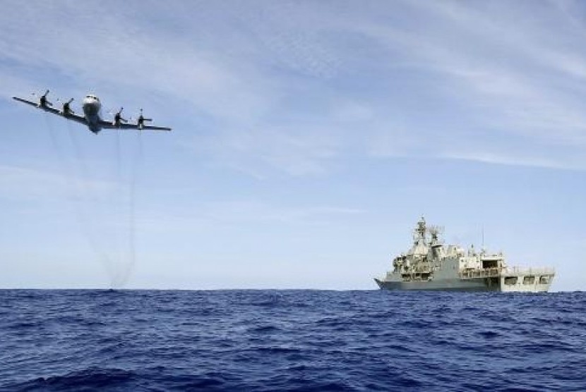 A Royal Australian Air Force (RAAF) AP-3C Orion conducts a low level fly-by before dropping supplies to Australian Navy ship HMAS Toowoomba as they continue to search for missing Malaysian Airlines flight MH370.