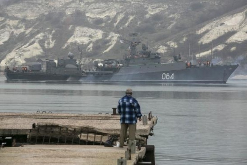 A Russian navy ship enters the Crimean port city of Sevastopol March 4, 2014. 
