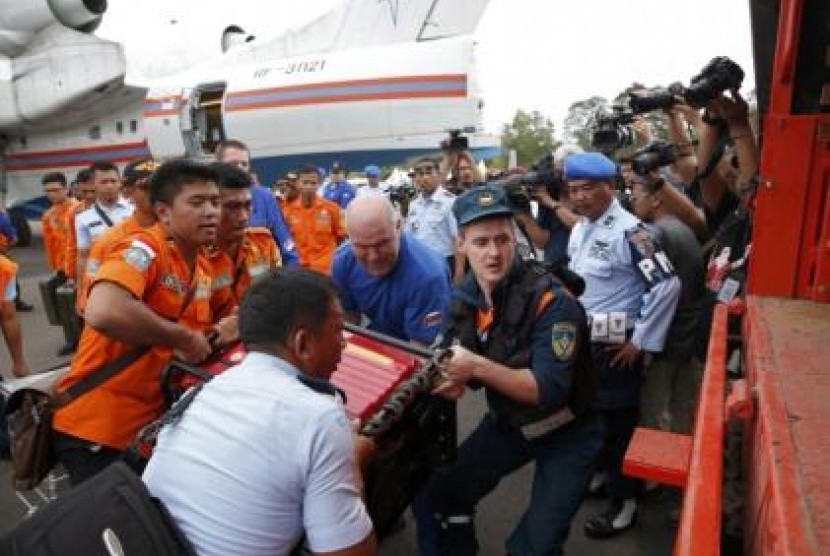 A Russian search and rescue team loads their equipment after arriving on a Beriev Be-200 amphibious plane to support the search for Indonesia AirAsia flight QZ8501, at the airport in Pangkalan Bun, Central Kalimantan January 3, 2015.