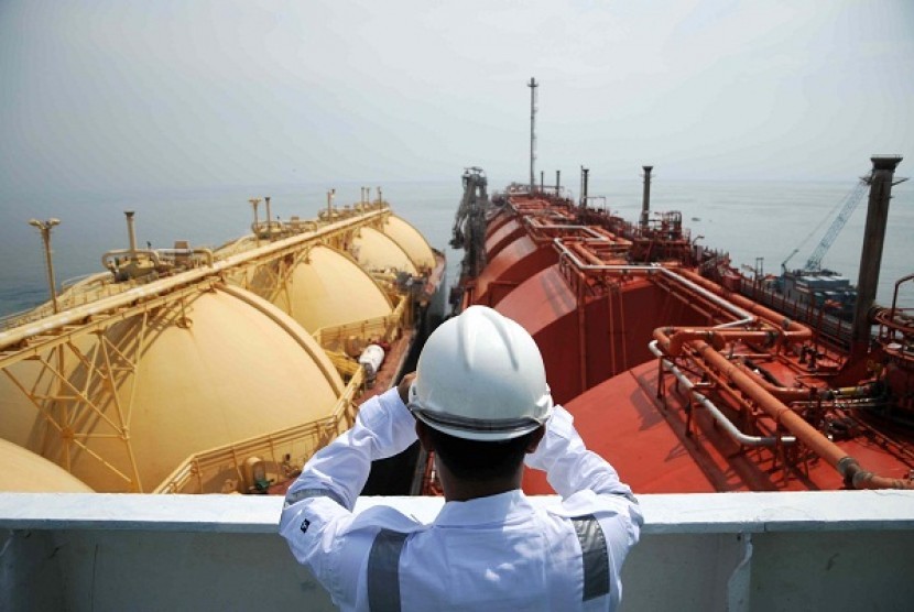 A satff oversees preparation before LNG transfer from LNG Aquarius (left) to floating Storage and Regasification Unit (FSRU) West Java in Jakarta. (file photo)