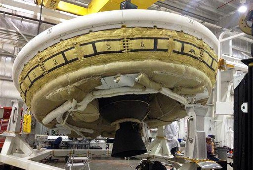 A saucer-shaped test vehicle known as a Low Density Supersonic Decelerator holding equipment for landing large payloads on Mars is shown in Kauai, Hawaii. (File photo)