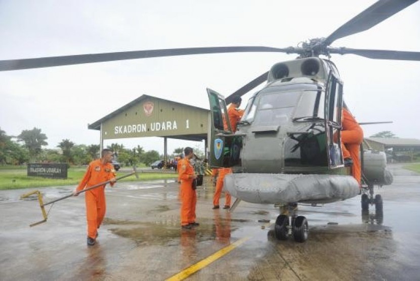 A search and rescue squad from the Indonesian Airforce prepare to depart on a Puma helicopter to take part in the search for the missing AirAsia Flight QZ8501, from a base in Kubu Raya, West Kalimantan, on December 28, 2014.