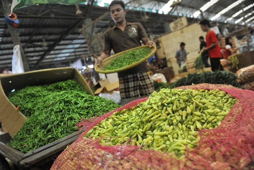 A seller arranges pepper at a traditional market in Jakarta. Microf business has potential to boost national economic growth. (illustration)