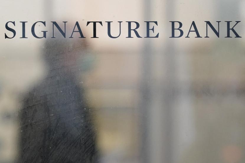 Logo Signature Bank di New York, Senin (13/3/2023). Regulator AS mengatakan operasi Signature Bank ditutup pada Ahad (12/3/2023) lalu. Langkah ini dilakukan untuk melindungi konsumen dan sistem keuangan AS setelah runtuhnya Silicon Valley Bank (SVB).