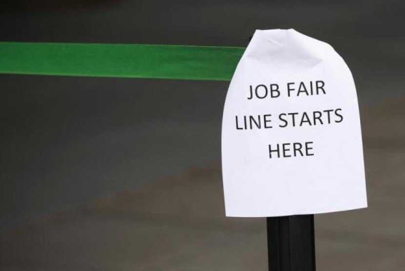 A sign marks the entrance to a job fair in New York October 24, 2011. (Illustration)