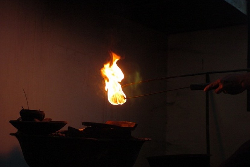 A silver artisan in Kotagede in Central Java, tries to heat the silver before he turns it into jewelery. (illustration)