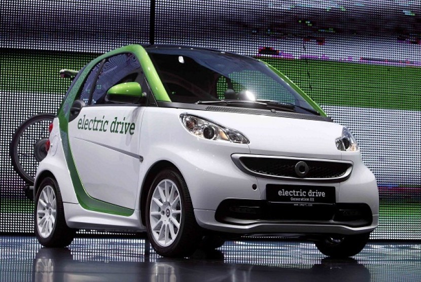 A Smart Fortwo Electric Drive by Mercedes-Benz is displayed during the International Motor Show (IAA) in Frankfurt, September 13, 2011. 