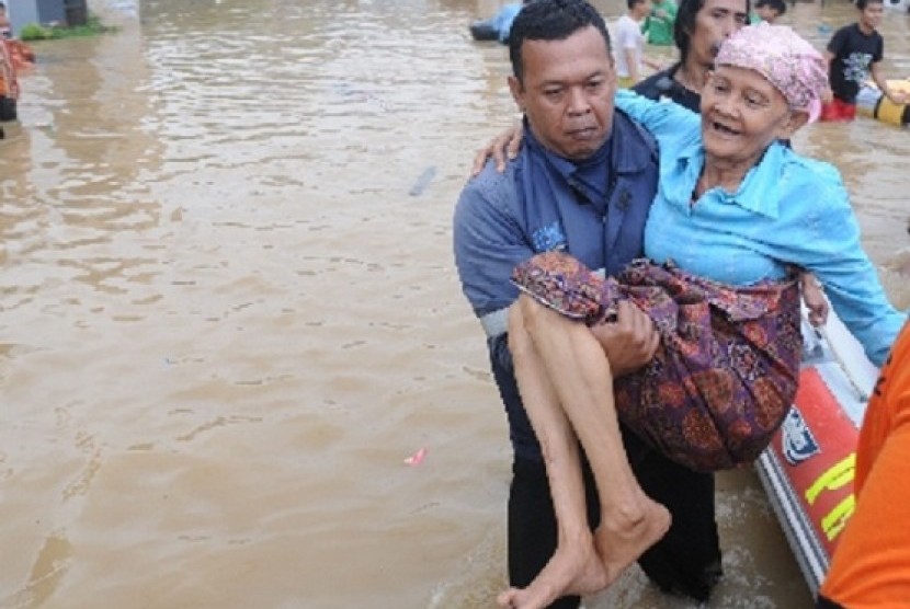 A social worker helps an eldery woman in Tebet, Jakarta, on Wednesday. 