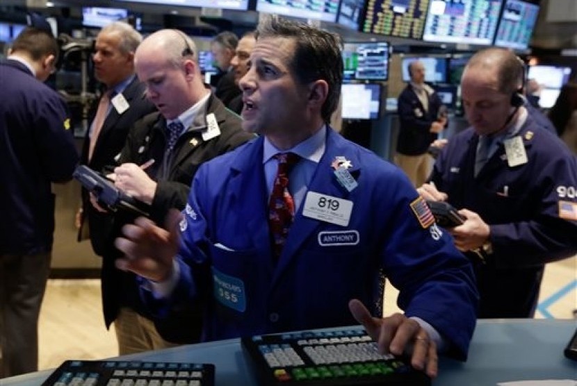 A specialist Anthony Rinaldi (center) works on the floor of the New York Stock Exchange, on Jan. 10, 2014. (File photo)