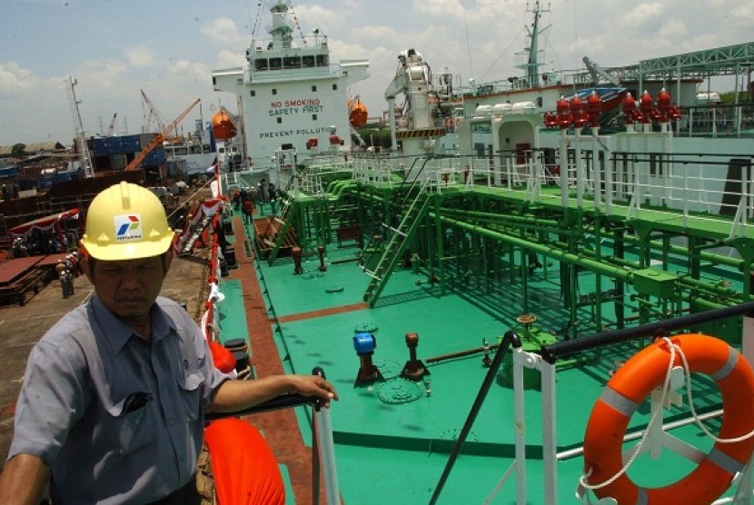 A staff member works in tankship belongs to Pertamina in Tanjung Perak, Surabaya, East Java. (illustration)