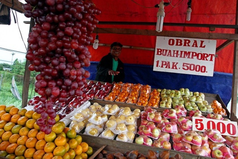 A street vendor sells imported fruits in Bekasi, West Java. Indonesian import on goods shows an increase of 0.75 percent year on year. (illustration)