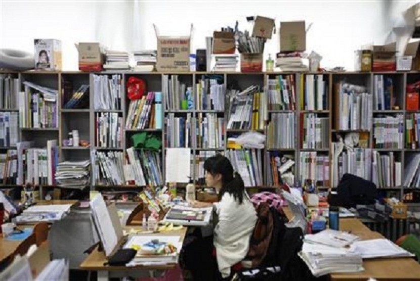 A student retaking the college entrance exams this year attends class at Deung Yong Moon Boarding School in Kwangju, some 40 km (25 miles) southeast of Seoul October 30, 2012.  