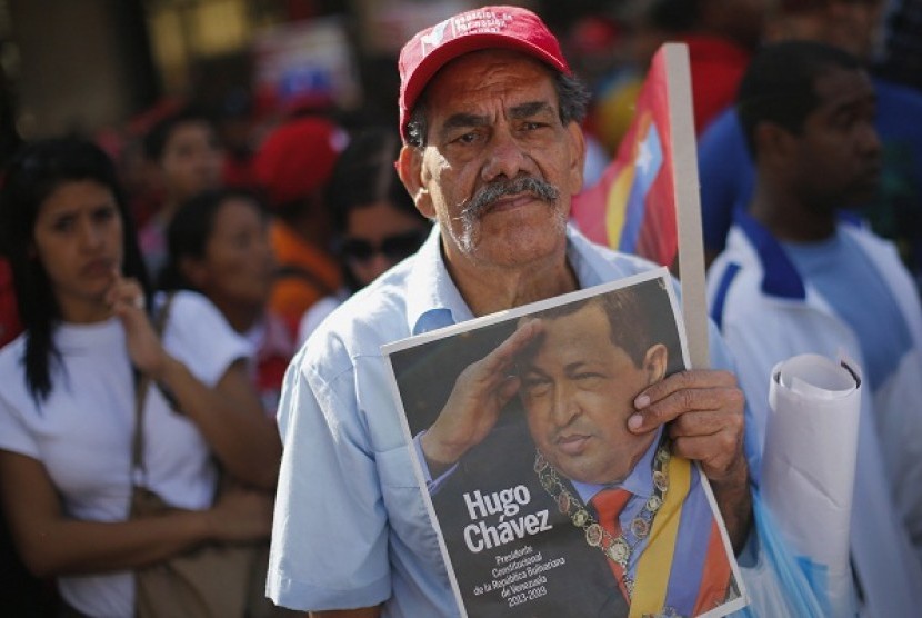 A supporter of Venezuelan President Hugo Chavez attends a gathering outside Miraflores Palace in Caracas January 10, 2013.   