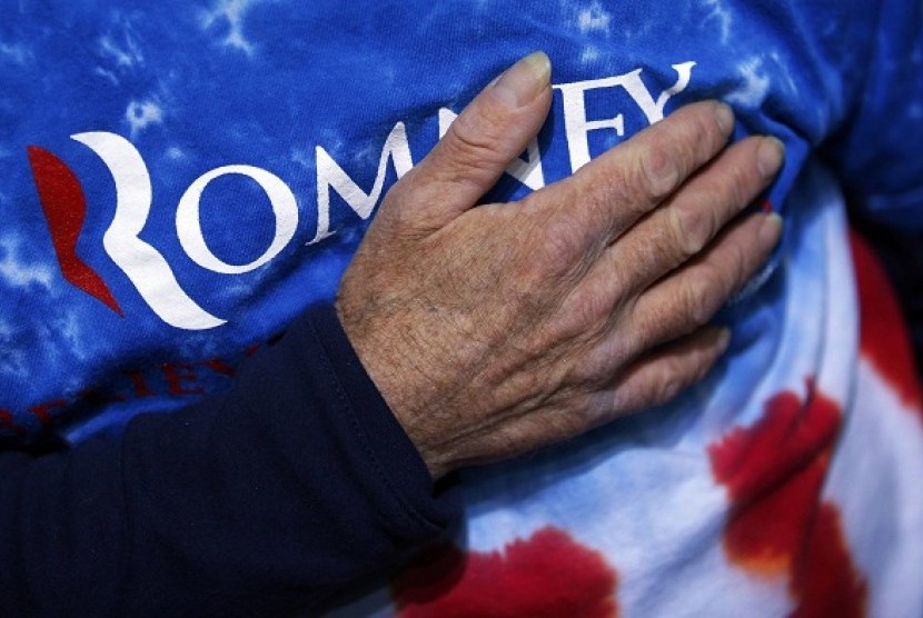 A supporter puts his hand on his heart for the U.S. Pledge of Allegiance at a campaign rally for Republican presidential nominee MittRomney in Des Moines, Iowa November 4, 2012.   