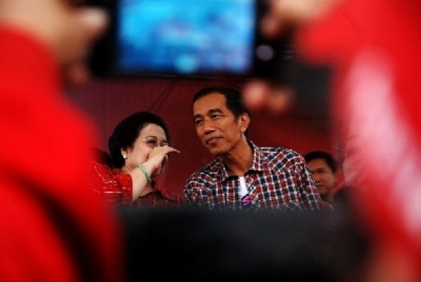 Joko Widodo (kanan) bersama dengan Ketua Umum PDI Perjuangan Megawati Soekarnoputri