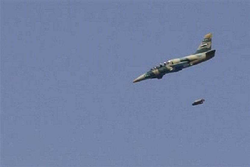 A Syrian Air Force fighter jet launches missiles at El Edaa district in Syria's northwestern city of Aleppo September 1, 2012. 