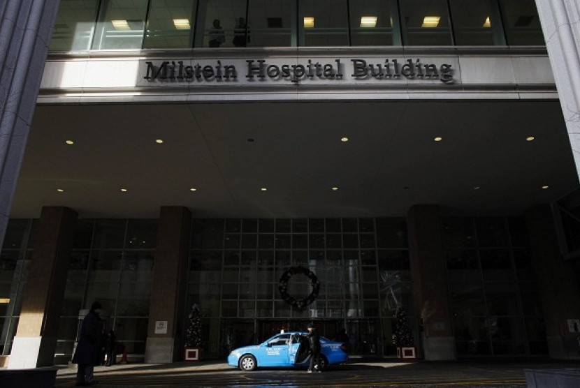 A taxi stops outside the Milstein Hospital Building at the NewYork-Presbyterian Hospital where US Secretary of State Hillary Clinton was hospitalized in New York, December 31, 2012.   