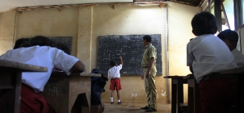 A teacher teaches in a nearly collapsed class in Malang, East Java (illustration).