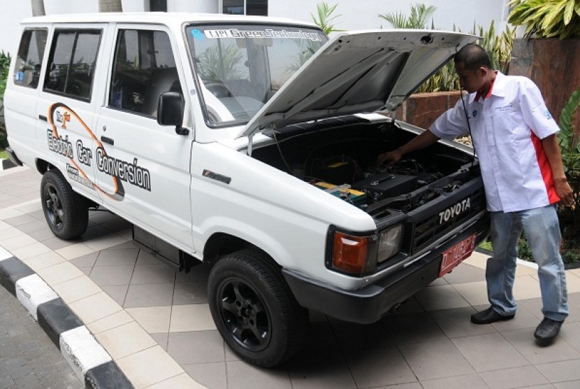 A technician examines a prototype of electric car, modified by Indonesian science agency (LIPI). In the future, the price of hybrid car will be on a par with non-hybrid one. (illustration)    