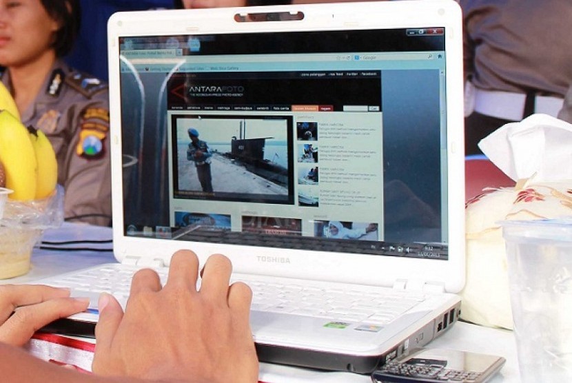 A teenager surfs the internet on his laptop. (file photo)