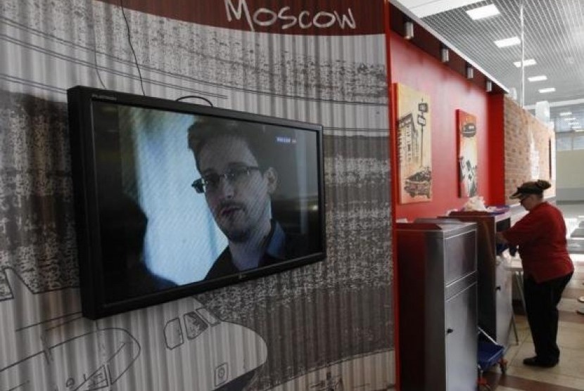 A television screens the image of former US spy agency contractor Edward Snowden during a news bulletin at a cafe at Moscow's Sheremetyevo airport June 26, 2013.