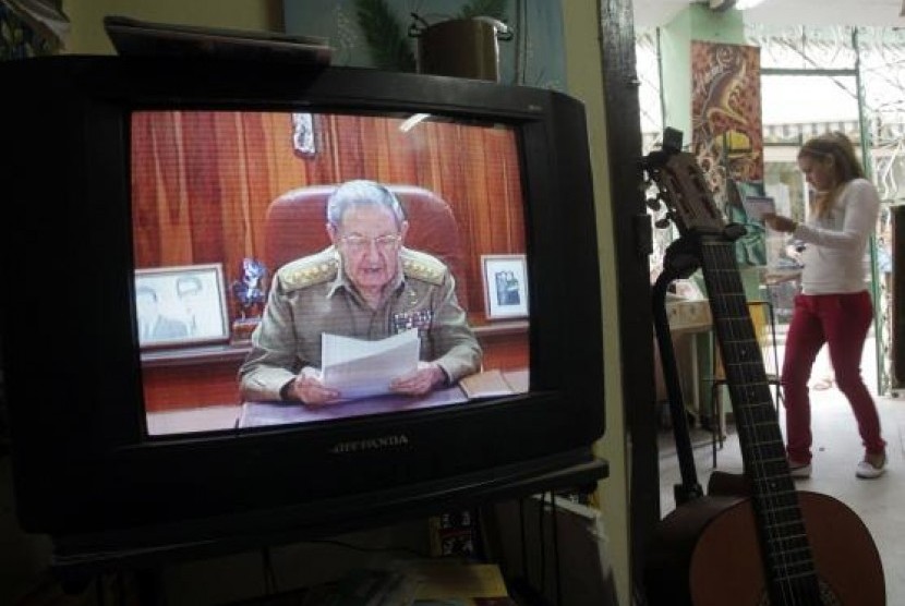A television shows Cuba's President Raul Castro speaking during a television broadcast in Havana December 17, 2014. 