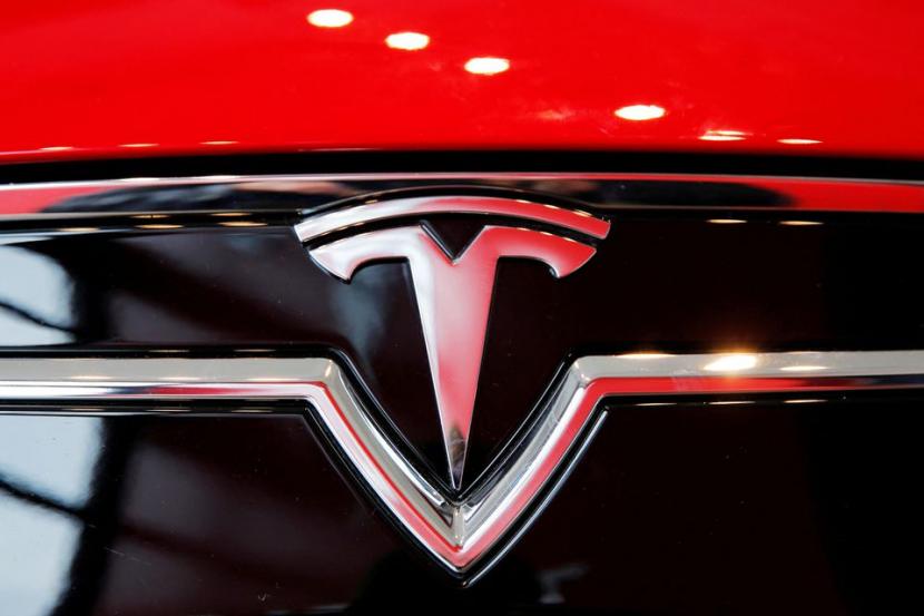 Logo Tesla pada Model S difoto di dalam dealer Tesla di New York, AS, 29 April 2016.