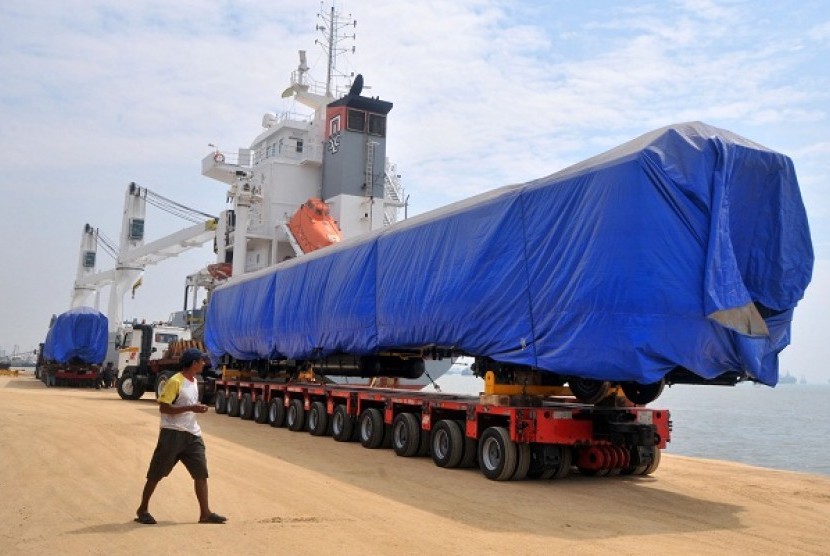 A train couches is ready to be shipped from Tanjung Perak in Surabaya to Malaysia on Thursday. Indonesia exports eight train couches to its neighbor.