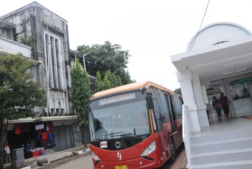 A Transjakarta bus stops at a bus station near Fatahillah Museum in Jakarta. (illustration)
